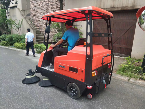 駕駛式自動掃地機