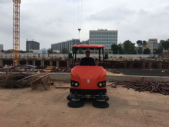 佛山駕駛式掃地機需要注意那些細節