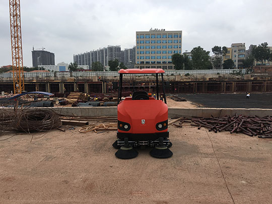 工廠清潔打掃該怎樣選擇掃地機呢