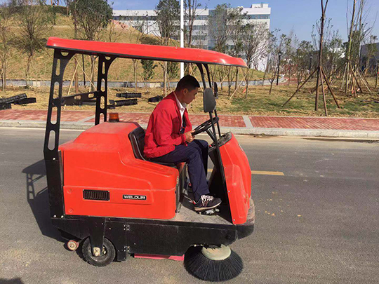 電動(dòng)掃地機(jī)價(jià)格表,為什么掃地機(jī)價(jià)格有高有低呢