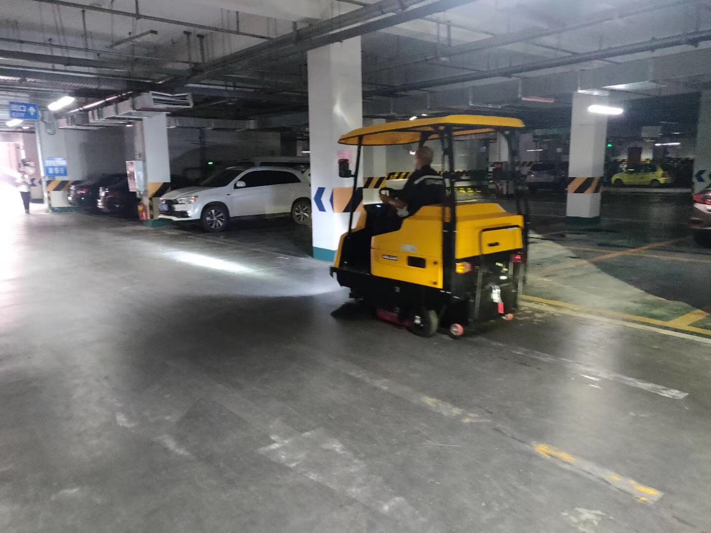 電動(dòng)掃地車(chē)