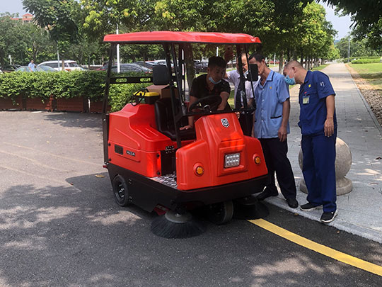 駕駛式掃地機(jī)